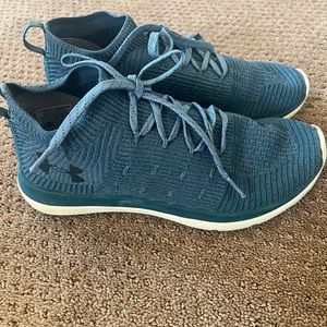 Men’s Under Armour charged running shoes “Run strong”.  Size 8.5
